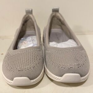 Easy Spirit Taupe Slip-On Shoes
SEGLITZ2 color
New in original box , never worn